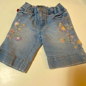 Cute Girls Capri Jeans w/ Floral Embroidery.